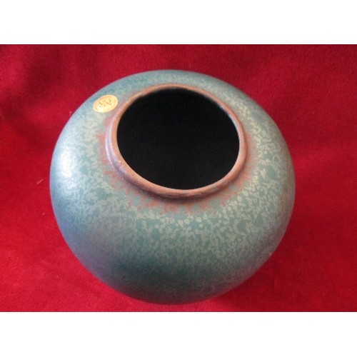 109 - A BULBOUS CERAMIC VASE WITH AN IRIDESCENT BLUE GLAZE BY TONY LAVERICK  1961 ASL CERAMICS