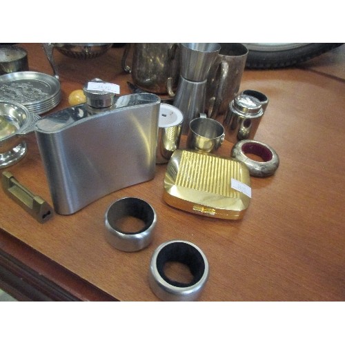 250 - MIXED METALWARES INCLUDING HIP FLASK, DRINKING CUPS, HORSE BRASS, WINE BOTTLE STOPPERS ETC