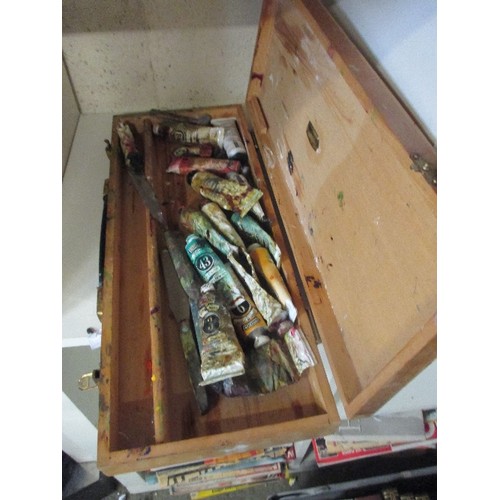 189 - WOODEN ARTISTS BOX & CONTENTS OF PALETTE KNIVES & TUBES OF PAINT