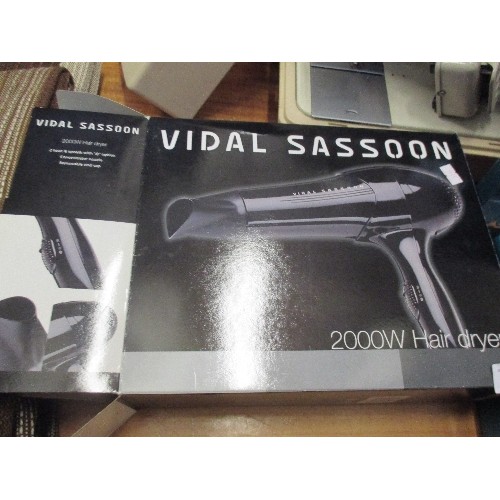 439 - VIDAL SASSOON 2000W HAIRDRYER AND A BOOTS HEAT AND STYLE SWIVEL CORD COOL TIP 