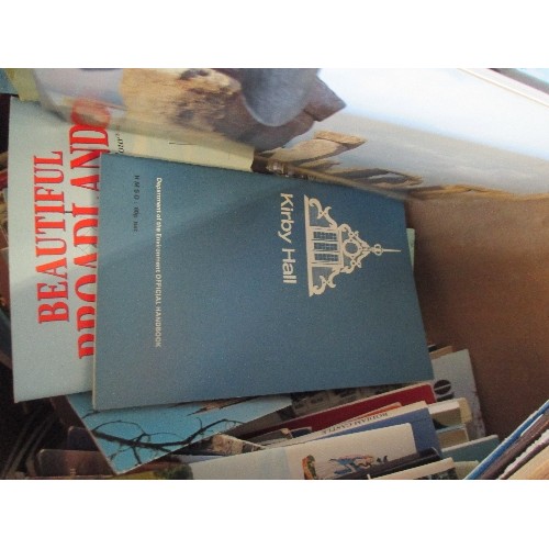 368 - LARGE BOX FULL OF BOOKLETS AND GUIDES ON BRITISH HOUSES, STATELY HOMES, TOURIST ATTRACTIONS - SOME O... 