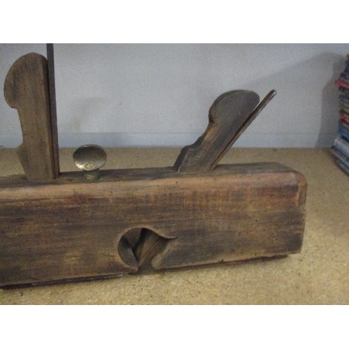 447 - ANTIQUE WOODEN CARPENTERS MOULDING PLANE