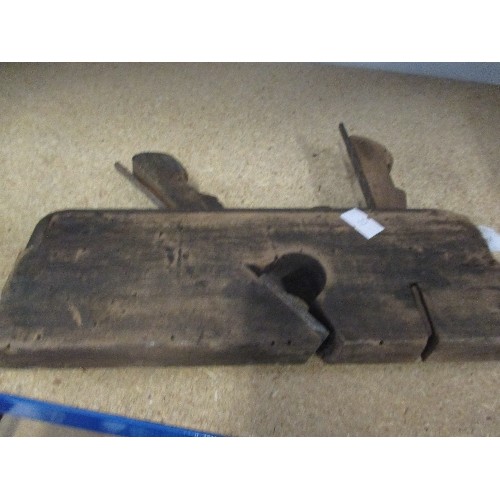 447 - ANTIQUE WOODEN CARPENTERS MOULDING PLANE