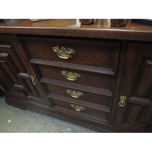 463 - OAK SIDEBOARD BY YOUNGER FURNITURE WITH 4 CENTRAL DRAWERS FLANKED BY CUPBOARDS WITH PANELLED DOORS -... 