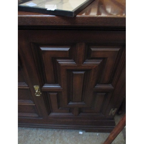 463 - OAK SIDEBOARD BY YOUNGER FURNITURE WITH 4 CENTRAL DRAWERS FLANKED BY CUPBOARDS WITH PANELLED DOORS -... 