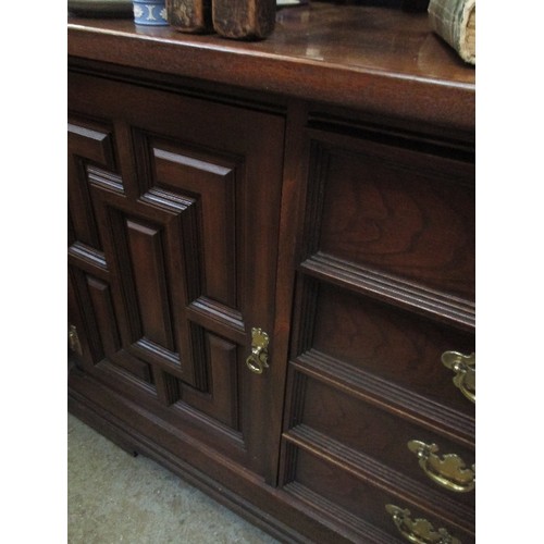 463 - OAK SIDEBOARD BY YOUNGER FURNITURE WITH 4 CENTRAL DRAWERS FLANKED BY CUPBOARDS WITH PANELLED DOORS -... 