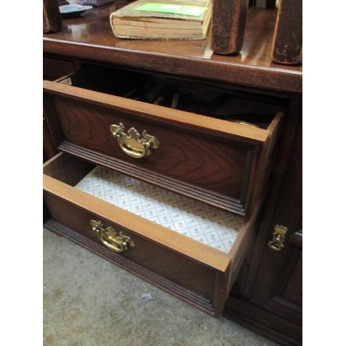 463 - OAK SIDEBOARD BY YOUNGER FURNITURE WITH 4 CENTRAL DRAWERS FLANKED BY CUPBOARDS WITH PANELLED DOORS -... 