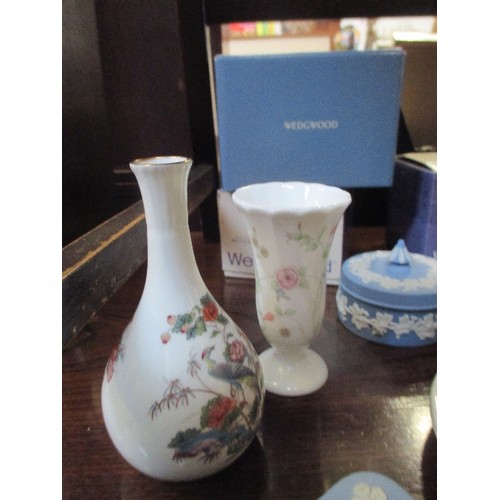 466 - SELECTION OF WEDGWOOD INCLUDING JASPER WARE, KUTANI CRANE VASE ETC - SOME WITH ORIGINAL BOXES