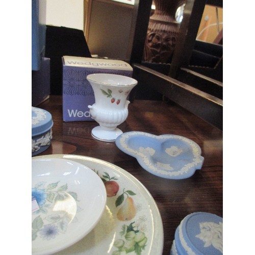 466 - SELECTION OF WEDGWOOD INCLUDING JASPER WARE, KUTANI CRANE VASE ETC - SOME WITH ORIGINAL BOXES