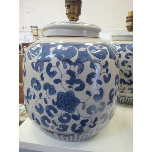 481 - PAIR OF CHINESE TABLE LAMPS IN BLUE & WHITE - 23CM HIGH - GINGER JAR SHAPE