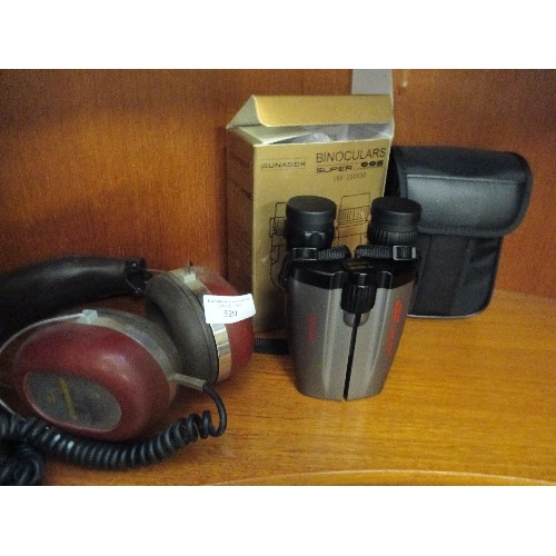 520 - SUNAGOR SUPER ZOOM BINOCULARS 18X - 100 X 30 WITH CASE AND BOX TOGETHER WITH A VINTAGE PAIR OF PANAS... 