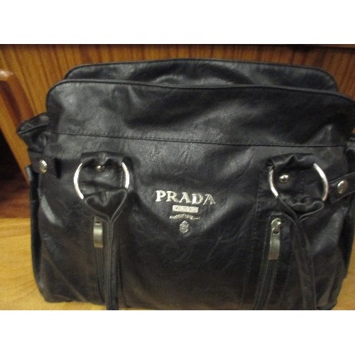 522 - BLACK LEATHER LADIES HANDBAG, WITH PRADA MILANO LOGO