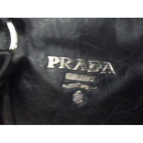 522 - BLACK LEATHER LADIES HANDBAG, WITH PRADA MILANO LOGO