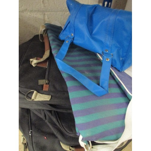 551 - SMART RETRO ANTLER GREEN WEEKEND BAG TOGETHER WITH SEVERAL OTHER HOLDALL BAGS