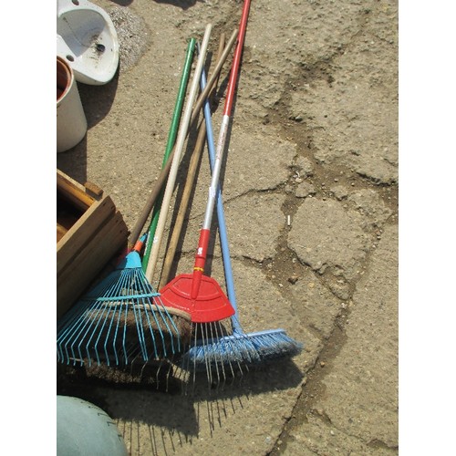 561 - LAWN RAKES & BRUSHES