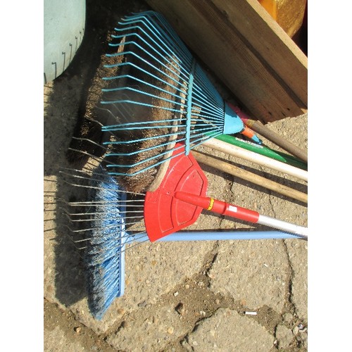 561 - LAWN RAKES & BRUSHES