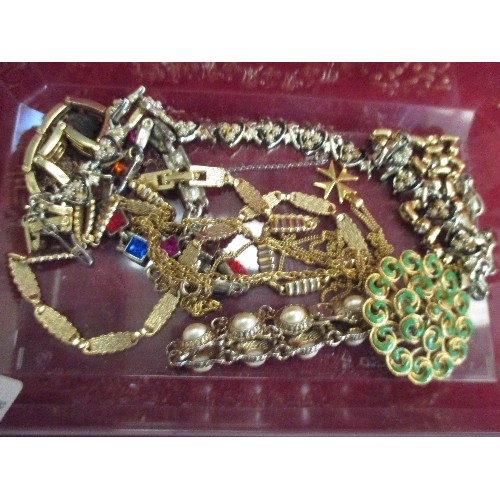 19 - TUB OF COSTUME JEWELLERY INCLUDING PENDANTS, BRACELETS, NECKLACES ETC