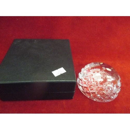 29 - HEAVY TUDOR CRYSTAL PAPERWEIGHT WITH CAMBRIDGESHIRE CREST - 9CM DIA, ORIGINAL BOX