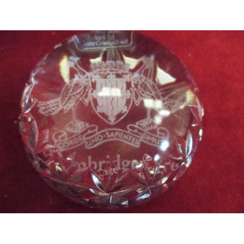 29 - HEAVY TUDOR CRYSTAL PAPERWEIGHT WITH CAMBRIDGESHIRE CREST - 9CM DIA, ORIGINAL BOX