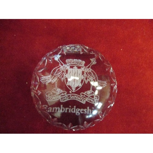 29 - HEAVY TUDOR CRYSTAL PAPERWEIGHT WITH CAMBRIDGESHIRE CREST - 9CM DIA, ORIGINAL BOX