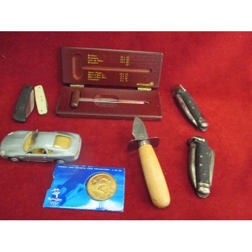 32 - GENTLEMANS COLLECTION INCLUDING A WINE TERMOMETER IN BOX, DIE CAST MAISTO ASTON MARTIN DB7, 2 X MILI... 