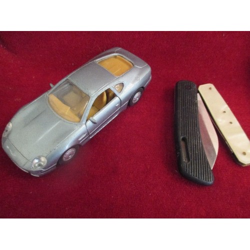 32 - GENTLEMANS COLLECTION INCLUDING A WINE TERMOMETER IN BOX, DIE CAST MAISTO ASTON MARTIN DB7, 2 X MILI... 