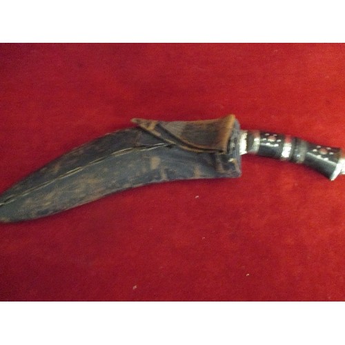 33 - VINTAGE GURKHA KHUKRI KNIFE IN LEATHER SHEATH