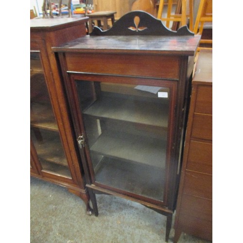 402 - EDWARDIAN BEECH AND MAHOGANY DISPLAY CABINET  WITH SATINWOOD INLAY AND BOXWOOD STRINGING - WITH 2 SH... 