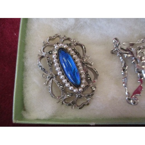 50 - VERY PRETTY SET OF VINTAGE MARCASITE JEWELLERY INCLUDING A NECKLACE, A BROOCH WITH BLUE GLASS CABOCH... 