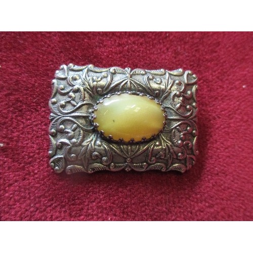 54 - VINTAGE EDWARDIAN STYLE PRESSED SILVER METAL BROOCH WITH BUTTERSCOTCH AMBER COLOURED OVAL STONE