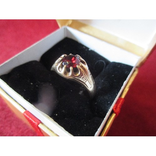 57 - ANTIQUE 9CT GOLD RING WITH ROUND CUT GARNET SOLITAIRE - BIRMINGHAM HALLMARK - 2.8 GRAMS - SIZE M