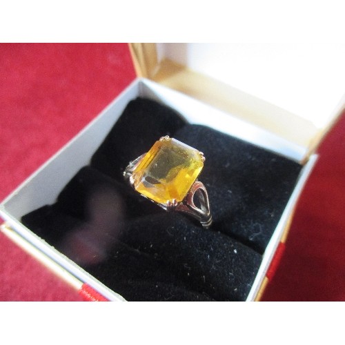 56 - VINTAGE 9CT GOLD RING WITH LARGE CITRINE SOLITAIRE - EMERALD CUT - 2 GRAMS - SIZE K