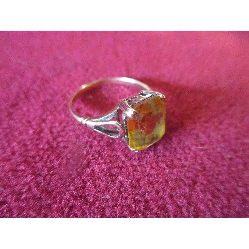 56 - VINTAGE 9CT GOLD RING WITH LARGE CITRINE SOLITAIRE - EMERALD CUT - 2 GRAMS - SIZE K