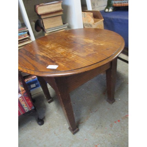 395 - MID 20TH CENTURY ROUND OAK COFFEE TABLE - 56CM DIA