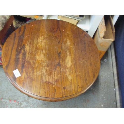 395 - MID 20TH CENTURY ROUND OAK COFFEE TABLE - 56CM DIA