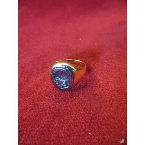 65 - VINTAGE 9CT GOLD GENTS SIGNET RING WITH HAEMATITE INTAGLIO OF A CENTURION - FULLY HALLMARKED - 5.2 G... 