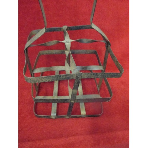 335 - VINTAGE METAL 4 BOTTLE MILK CRATE / CARRIER