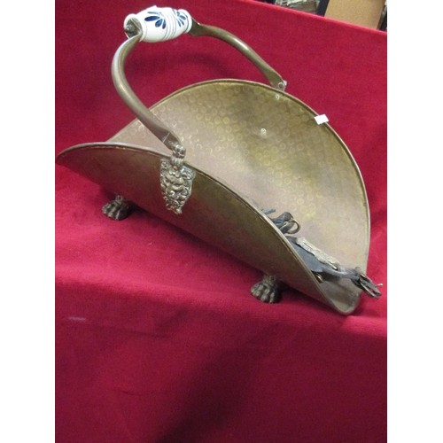 195 - BRASS FIRESIDE LOG BASKET WITH CERAMIC HANDLE AND VARIOUS HORSE BRASSES, SOME ON STRAPS