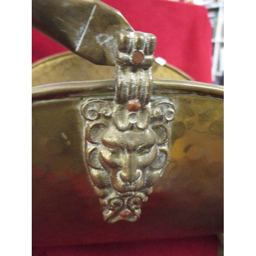 195 - BRASS FIRESIDE LOG BASKET WITH CERAMIC HANDLE AND VARIOUS HORSE BRASSES, SOME ON STRAPS