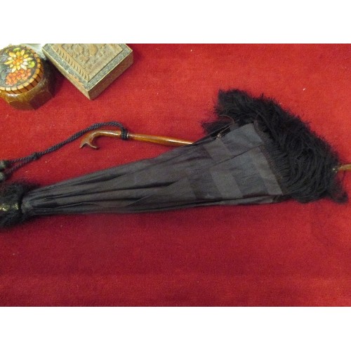 116 - VICTORIAN ITEMS INCLUDING A LADIES MISER'S PURSE, A BLACK FRINGED SILK MOURNING PARASOL, A FINE VICT... 