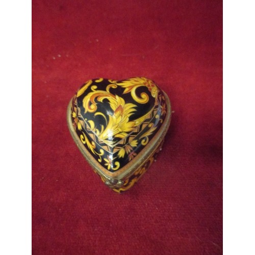 11 - HEART SHAPED PORCELAIN TRINKET BOX, THE INTERIOR DECORATED WITH ROSES, GILT METAL MOUNTS - 7CM X 6CM