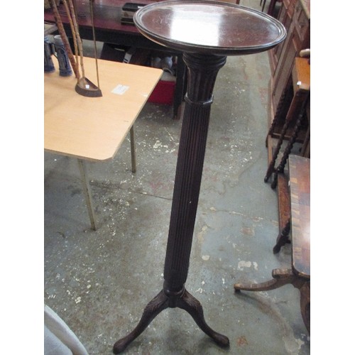 400 - EDWARDIAN MAHOGANY TORCHERE PLANT STAND WITH REEDED COLUMN AND ACANTHUS LEAF CARVING, ON TRIPOD LEGS... 