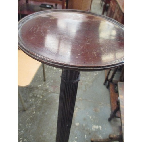 400 - EDWARDIAN MAHOGANY TORCHERE PLANT STAND WITH REEDED COLUMN AND ACANTHUS LEAF CARVING, ON TRIPOD LEGS... 