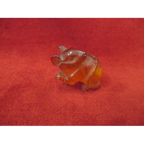 17 - 20TH CENTURY JAPANESE CARVED AMBER RAT NETSUKE - 3CM HIGH