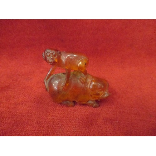 18 - 20TH CENTURY JAPANESE CARVED AMBER NETSUKE OF A PIG AND MONKEY