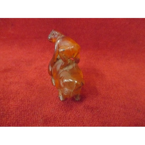 18 - 20TH CENTURY JAPANESE CARVED AMBER NETSUKE OF A PIG AND MONKEY