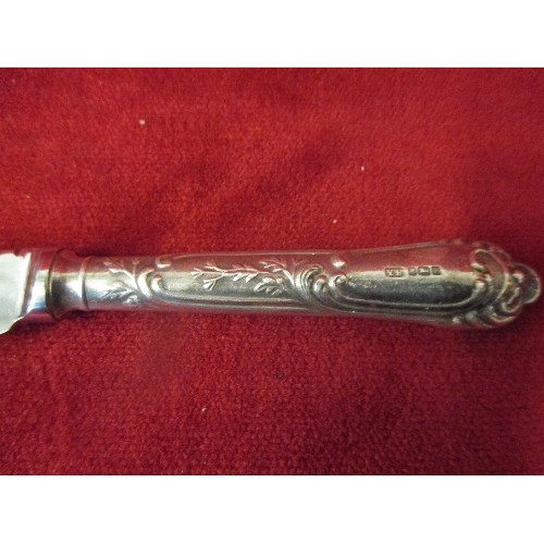 113 - CHEESE KNIFE WITH STERLING SILVER HANDLE - SHEFFIELD 1989