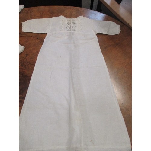 293 - GOOD COLLECTION OF EDWARDIAN CHILDS GARMENTS INCLUDING A BEAUTIFUL CHRISTENING ROBE WITH EMBROIDERED... 