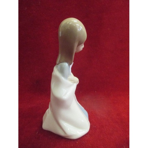 1 - LLADRO PORCLAIN FIGURE OF GIRL KNEELING - 15CM