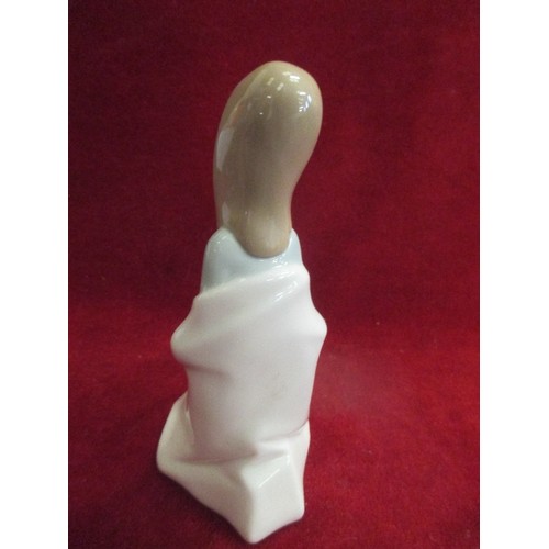 1 - LLADRO PORCLAIN FIGURE OF GIRL KNEELING - 15CM